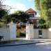 Un elegante ingresso permette di accedere alla villa